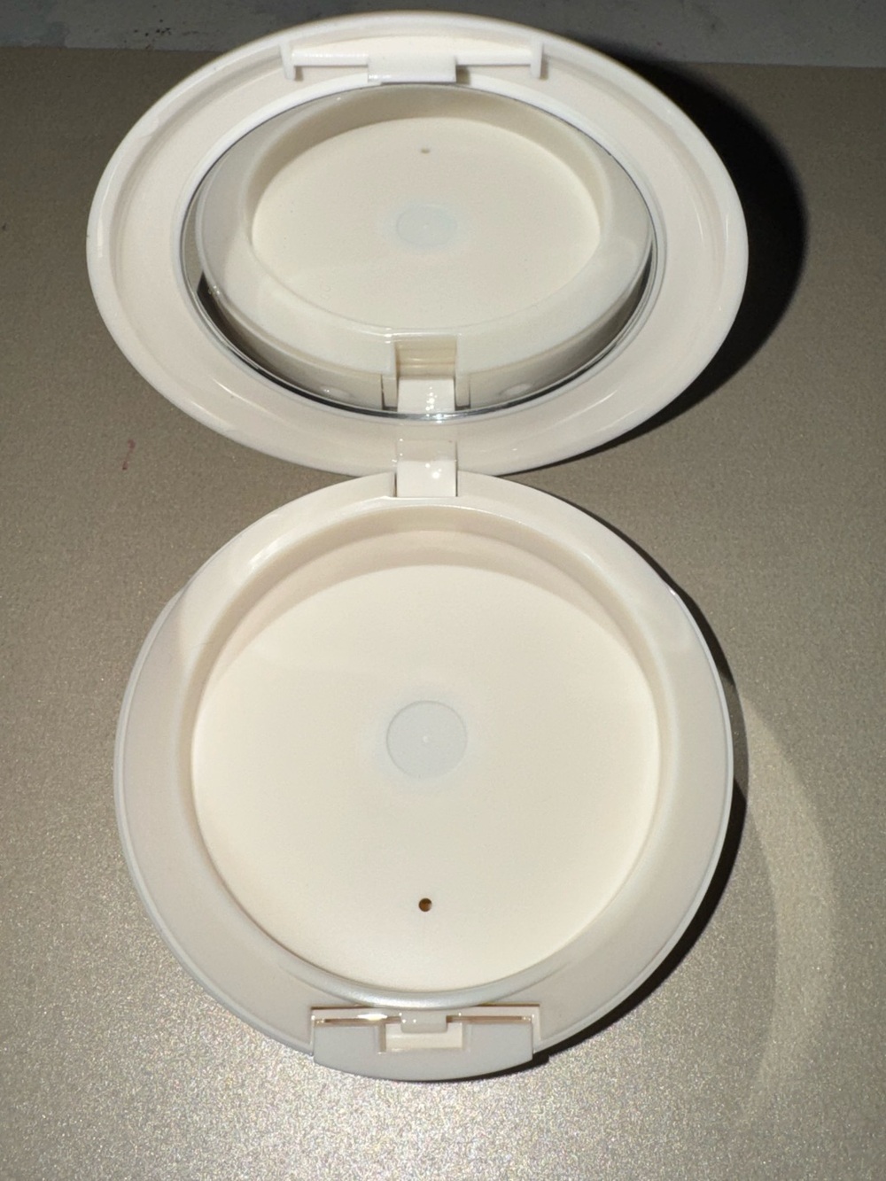 MAC Lightful Compact Only-Rare - Picture 2 of 3
